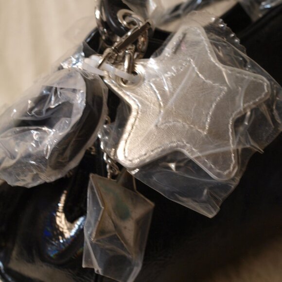 NEW PURSE Hard Shiny Hand Bag By Paris With Zipper - Picture 4 of 4